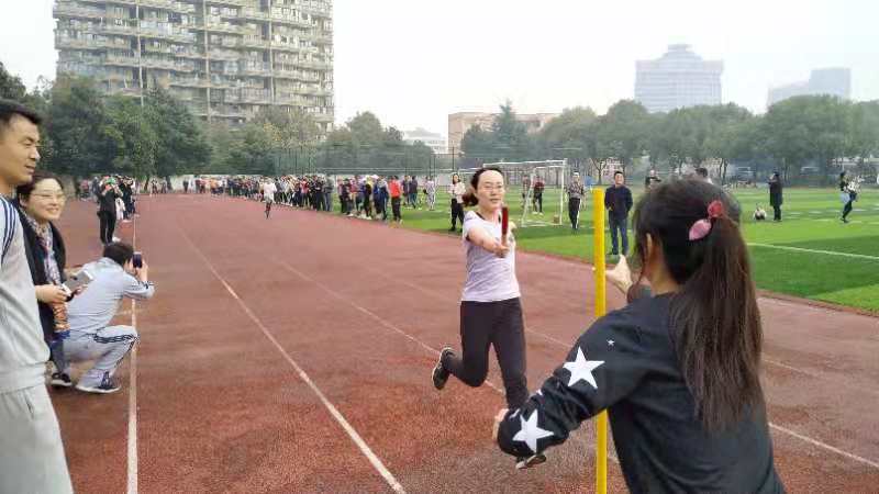 “快，接棒” 陈骏亮 总务科 13615753211.jpg