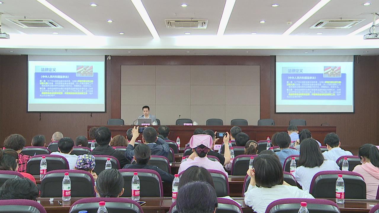 何晓波书记作《网格化监督管理试点工作介绍》.jpg