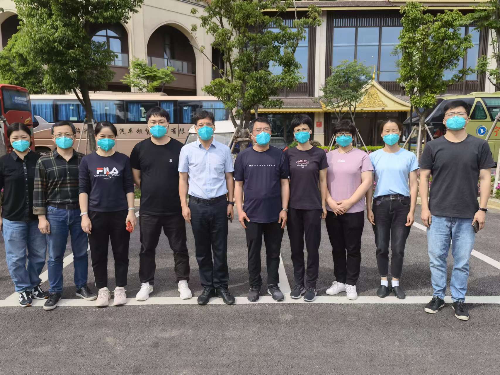 卫健委俞新乐副主任等送行.jpg