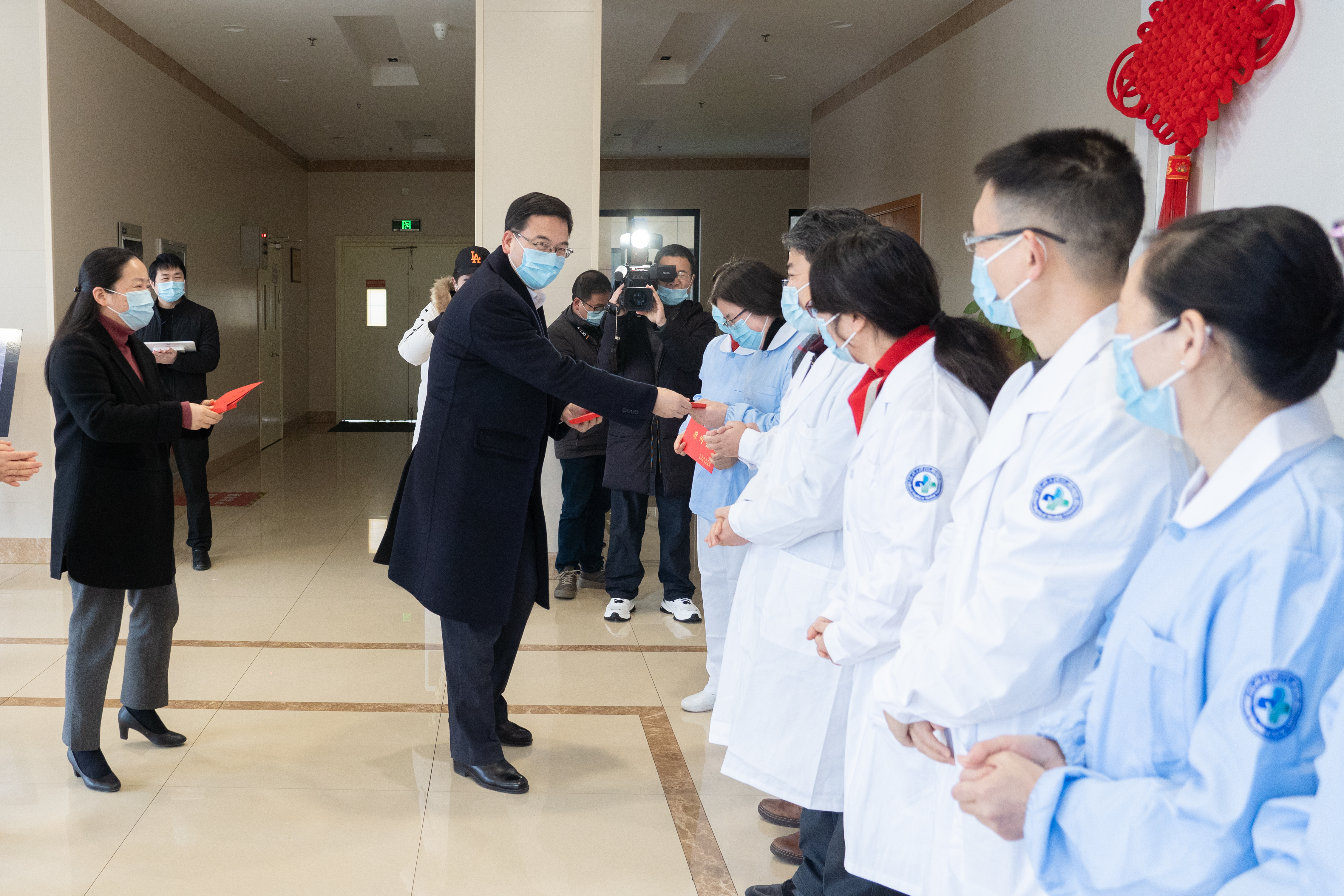 盛阅春书记慰问.jpg