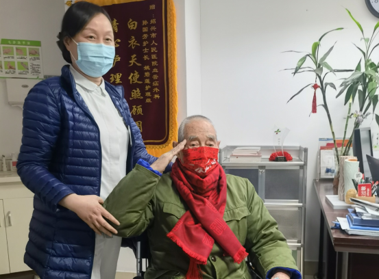 九旬老党员出院前向医务人员敬礼致谢，到底是什么感动了他？525.png