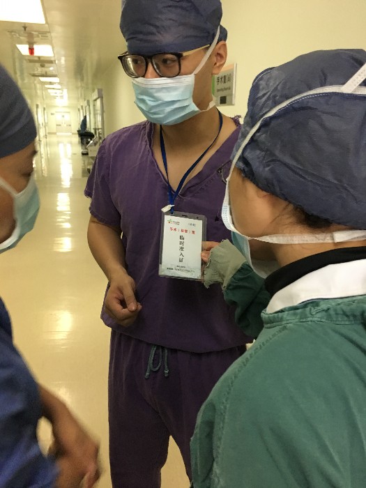 检查人员在手术室核对跟台人员准入证.jpg
