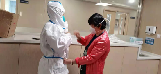 钟可芳——疫区绽放的铿锵玫瑰911.png