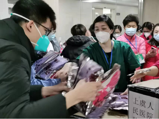 钟可芳——疫区绽放的铿锵玫瑰661.png