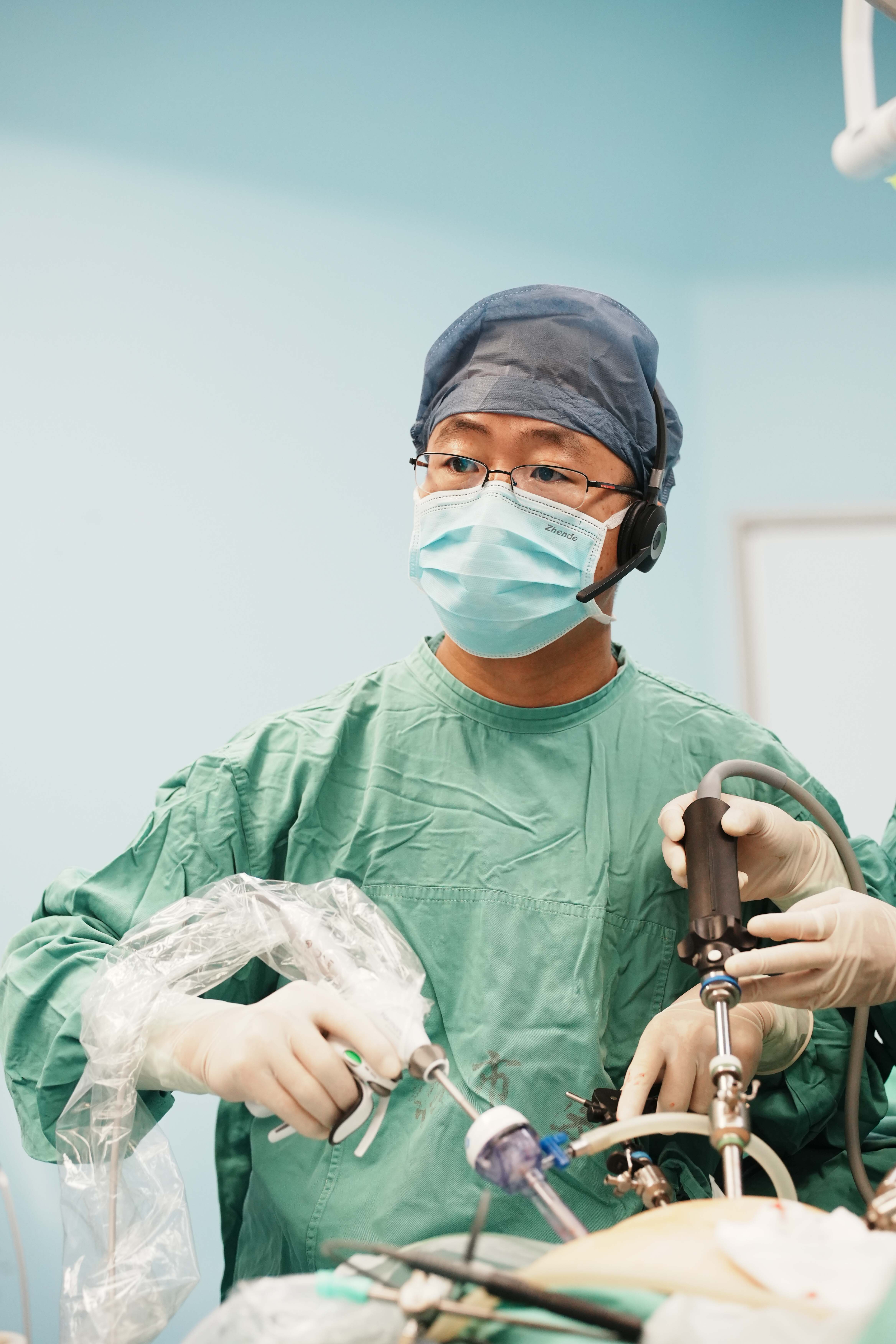 1-徐关根-腹腔镜下右半结肠切除术.jpg
