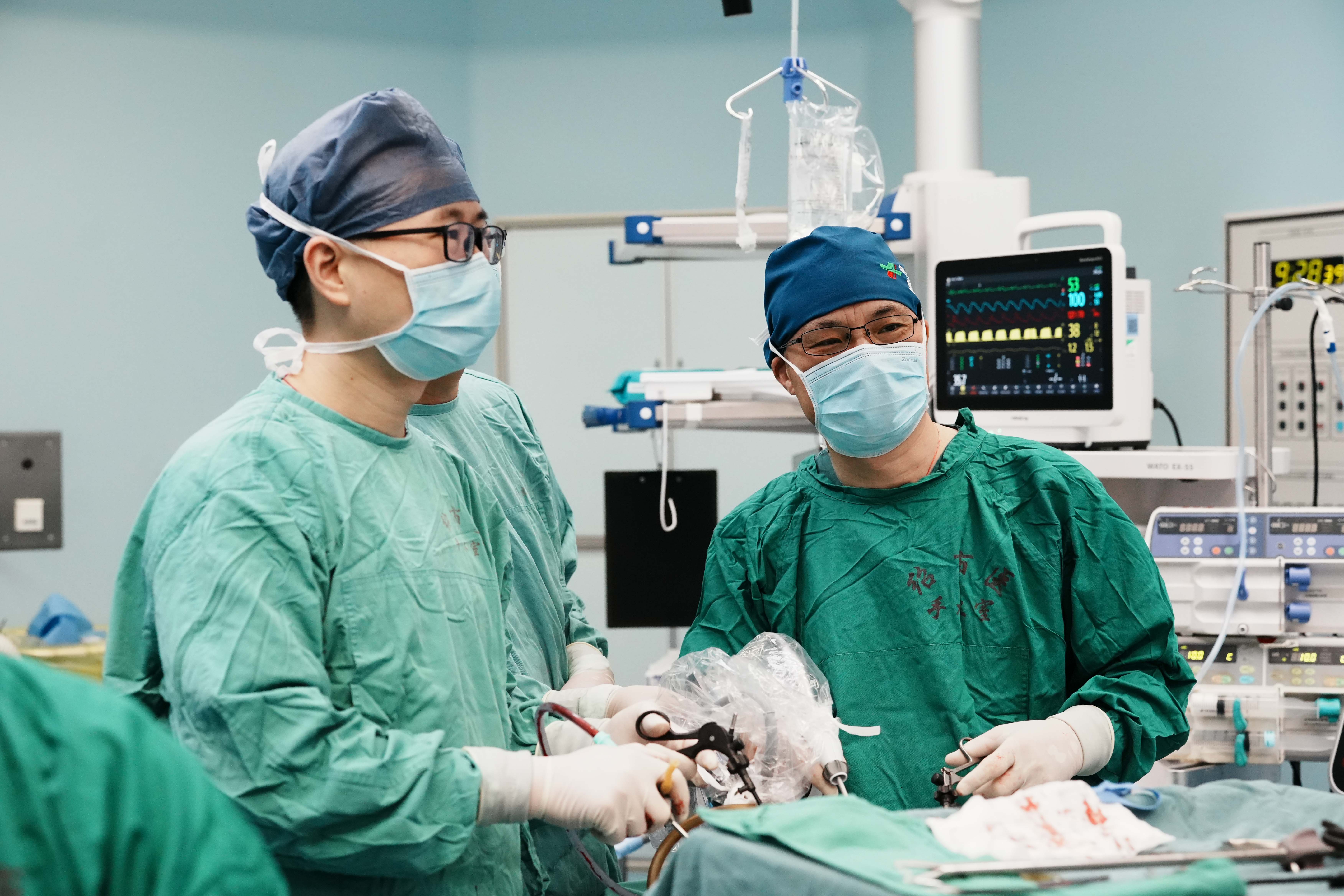 5-徐刚-潘寿华-腹腔镜下前列腺根治性切除术.jpg