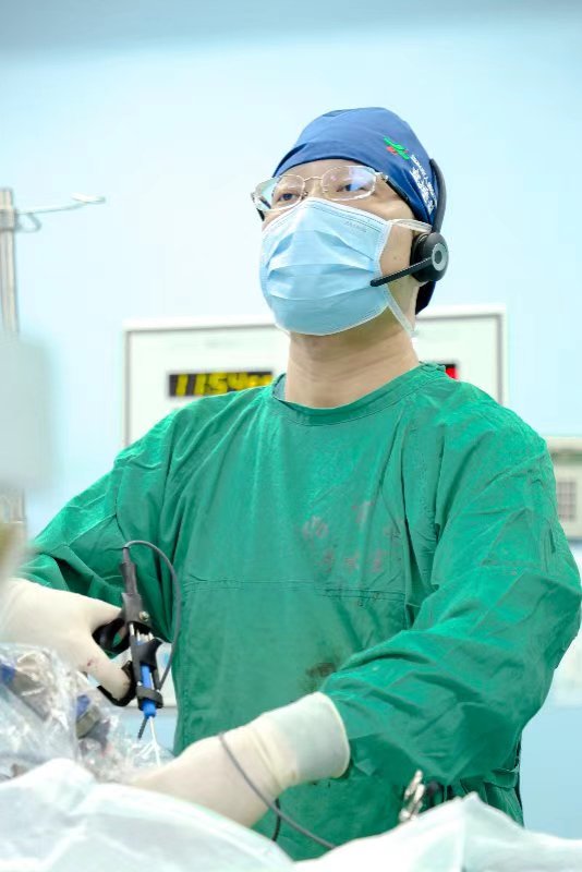 椎间孔镜下腰椎间盘切除术，何磊.jpg
